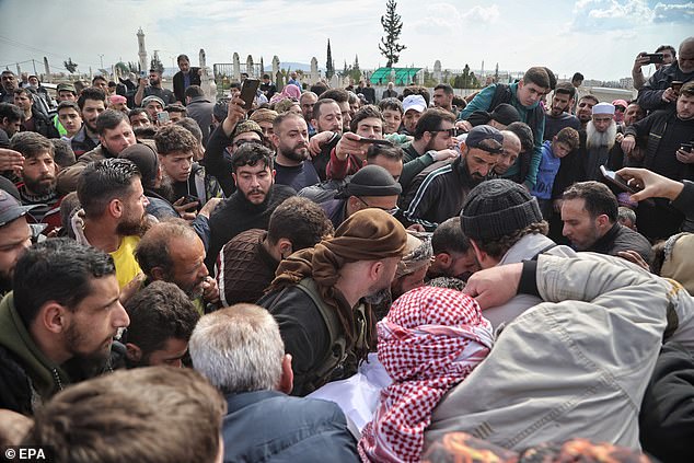 Los dolientes sirios asisten al funeral de un miembro de las fuerzas de seguridad asesinadas en un ataque de grupos leales al presidente expulsado Bashar al-Assad, en la provincia de Hama el domingo