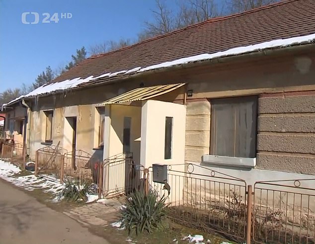 La casa de horrores donde la mujer de 27 años fue encadenada y abusada en el sótano durante tres meses