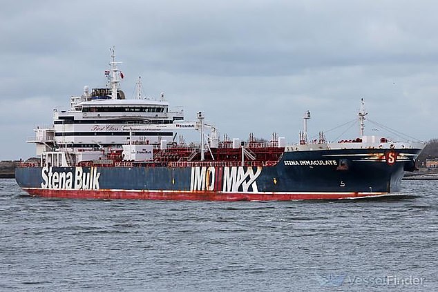 El petrolero con bandera estadounidense, MV Stena Immaculate, fue golpeado mientras estaba anclado por el barco de contenedores con bandera de Portugal, MV Solong, frente a la costa del estuario de Humber, casco, esta mañana.