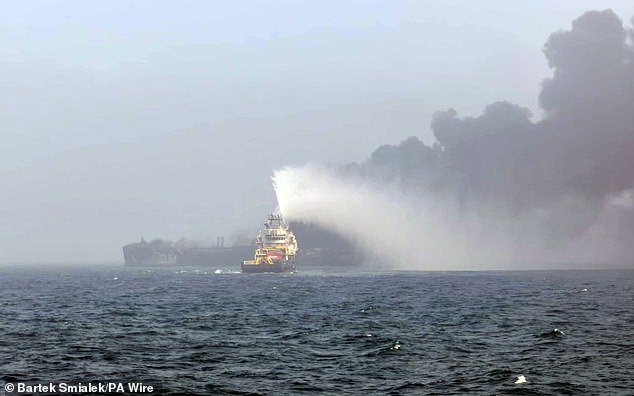 Un barco de rescate fue fotografiado en la escena parecía explotar los buques ardientes con agua