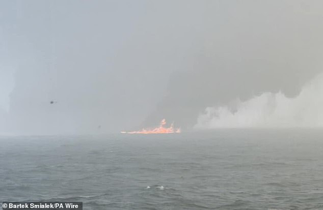 Se podían ver escombros en llamas y plumas de humo grueso desde millas de distancia