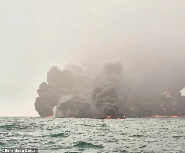 Se puede ver humo ondulando desde el mar mientras el petróleo llevaba al transportista se incendió