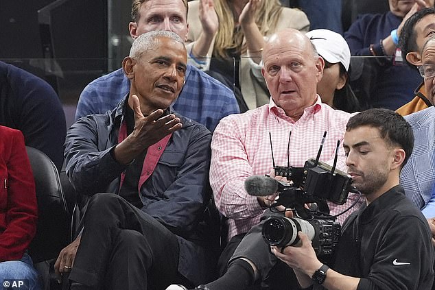 Barack Obama se sentó en la cancha en la NBA el miércoles para ver a los Clippers vencer a los Pistons