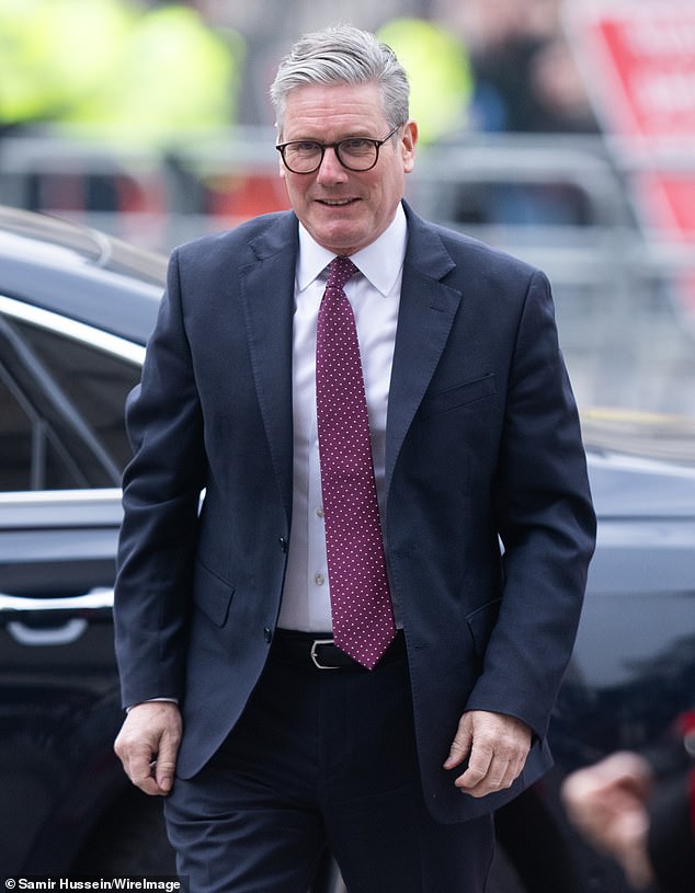 Estados Unidos está esta noche para levantar su prohibición de la ayuda militar y el apoyo de inteligencia a Ucrania después de una súplica de Sir Keir Starmer (en la foto)