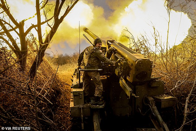 Un militar de la 24ª Brigada mecanizada que lleva el nombre del rey Danylo de las Fuerzas Armadas de Ucrania dispara un 2S5 "Jacinto" obús autopropulsado hacia las tropas rusas en una línea de frente