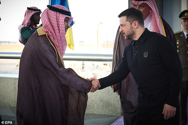 Volodymyr Zelensky (R) es bienvenido por los funcionarios sauditas al llegar a Jeddah, Arabia Saudita, 10 de marzo de 2025