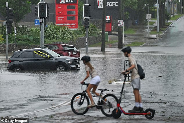 Muchas áreas de Queensland y Nueva Gales del Sur permanecen bajo el agua del diluvio