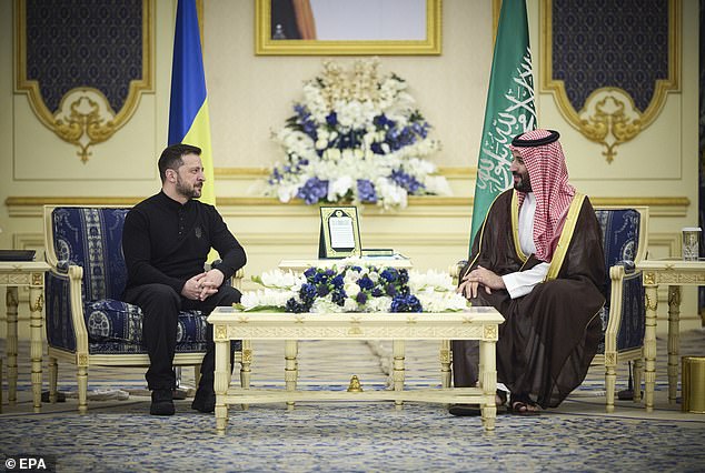 Volodymyr Zelensky llegó a Arabia Saudita anoche para una reunión planificada con el príncipe heredero y el gobernante de facto del país Mohammed bin Salman, aunque por razones de protocolo no se espera que participe en las conversaciones de los Estados Unidos directamente