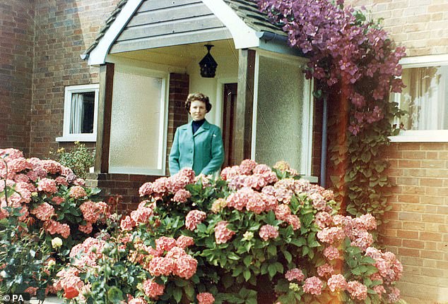 El cuerpo de su esposa Brenda Venables yacía sin descubrir en el tanque séptico de la casa de la pareja en el pueblo de Worcestershire de Kempsey durante 37 años. En la foto: Brenda Venables en el jardín de la granja de la casa de Quaking House, Kempsey, Worcestershire, donde se encontró su cuerpo