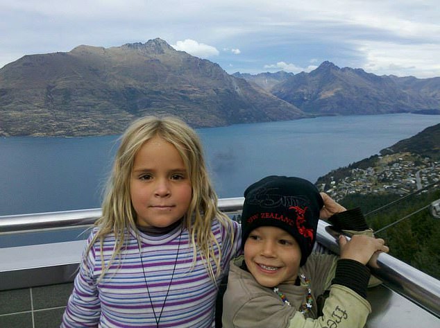 Luka y Malí se representan juntos. La educación en el hogar parece haber venido con sus propios desafíos para la madre Liz Bennett, quien intentó aportar un enfoque de 'Steiner' para la educación que desalienta a los niños de pasar tiempo mirando pantallas