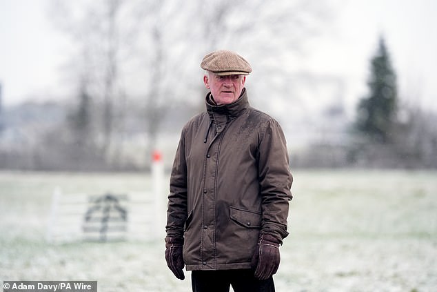 Willie Mullins mira sus caballos en las galope el día dos del Festival Cheltenham 2025