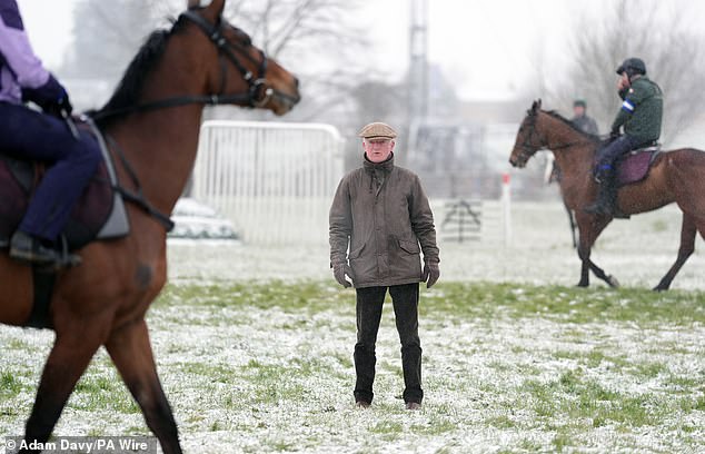 Se han pronosticado duchas invernales durante toda la mañana en Prestbury Park en Gloucestershire, con el área ya cubierta de un ligero polvo de nieve