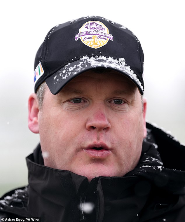 Snow Falls sobre el entrenador Gordon Elliott mientras mira sus caballos en las galope el día dos del Festival Cheltenham 2025