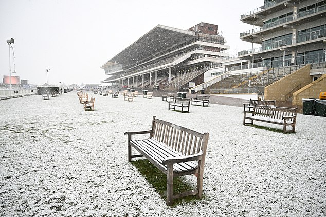 Se ve un ligero polvo de nieve cubriendo las gradas en el Festival Cheltenham en Gloucestershire esta mañana