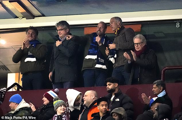 El príncipe fue visto viendo el juego y celebrando con su amigo de la infancia y compañero de villa Thomas Van Straubenzee (izquierda) y Edward Van Cutsem (segundo desde la derecha)