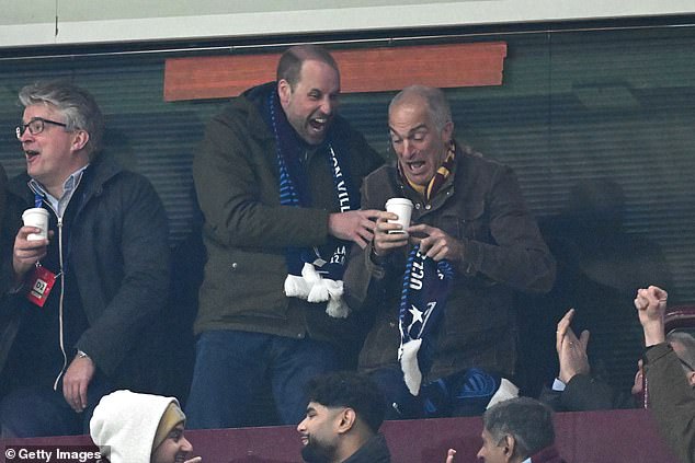 El príncipe William, Príncipe de Gales, celebra después del primer gol de Aston Villa con Edward Van Cutsem que derrama su bebida