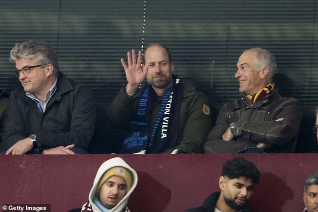 El príncipe William saluda a los fanáticos en Villa Park mientras observa la acción de la Liga de Campeones de anoche con amigos, incluido Edward Van Cutsem (derecha)