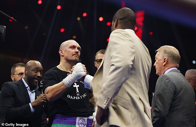 DuBois asistió en Riadh mientras Usyk prevaleció contra Fury por segunda vez y decidió entrar en el ring después de que se leyó el resultado para dar a conocer sus sentimientos.