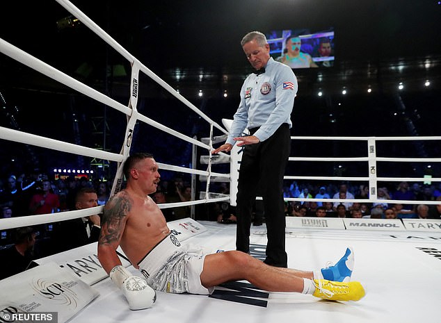 El equipo de DuBois se sintió duro hecho por que un disparo de cuerpo se considerara un golpe bajo cuando los boxeadores se encontraron en una pelea por el título de peso pesado en agosto de 2023