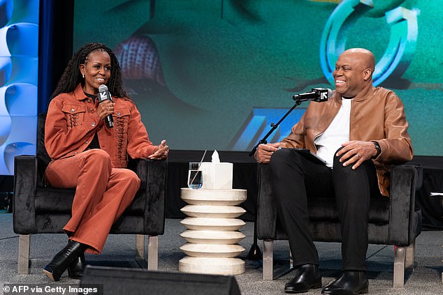 Michelle Obama grabó un episodio de su nuevo podcast, Imo, junto a su hermano Craig Robinson en Austin, Texas