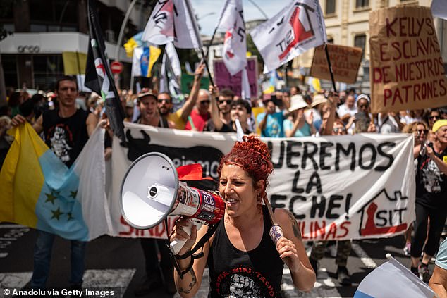 Miles de personas se demuestran en contra de las políticas turísticas en la isla de Tenerife, Islas Canarias, España el 20 de abril de 2024