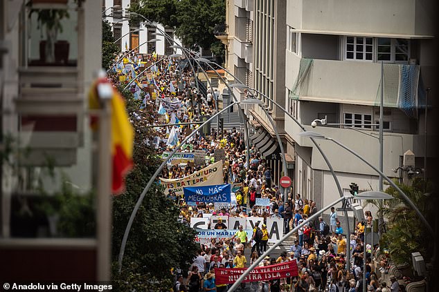 Miles de personas se demuestran en contra de las políticas turísticas en la isla de Tenerife, Islas Canarias, España el 20 de abril de 2024