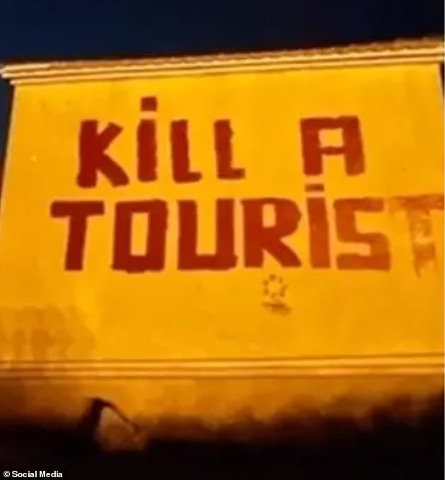 Graffiti Readi 'Kill a Tourist' ha sido visto en una pared en Tenerife en medio del movimiento anti-Protest de España