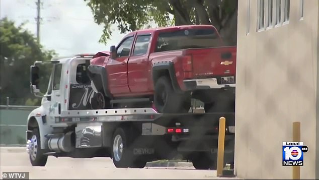 Mientras intentaba escapar, Sánchez se estrelló su auto, lo abandonó y huyó a pie antes de ser detenido, el Miami Herald informó