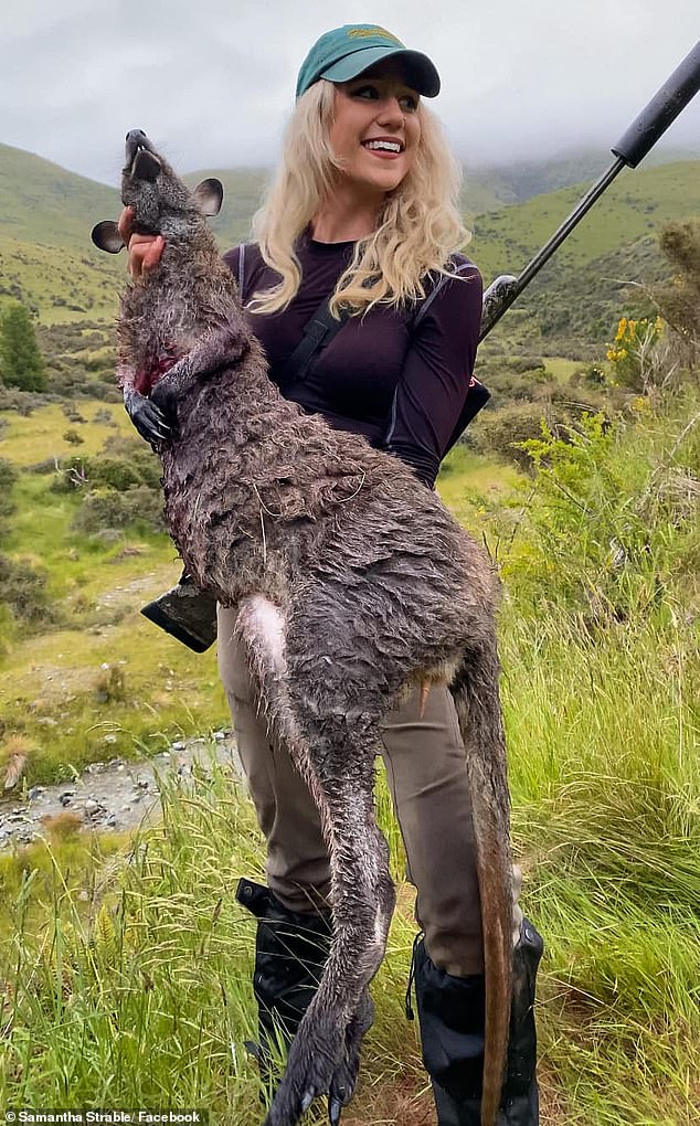 En 2023 también compartió imágenes confrontantes de dos Wallabies muertos que mató durante un viaje a Nueva Zelanda