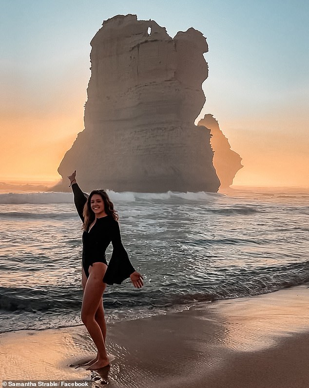 La influencia de la caza estadounidense Samantha Strable posando en una playa en Victoria en diciembre pasado