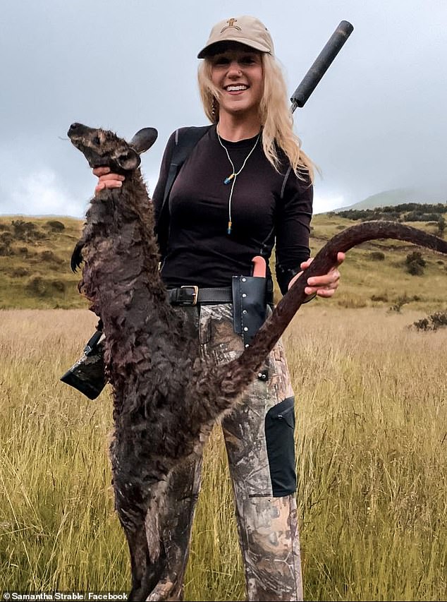 MS Stable en la foto con un Wallaby muerto en un viaje de caza a Nueva Zelanda