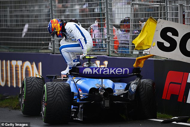 Carlos Sainz estuvo entre los seis conductores en estrellarse durante condiciones difíciles en Melbourne