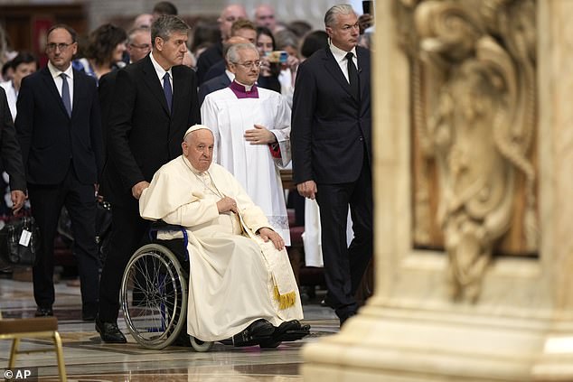 Sin embargo, el Papa tiene enfermedad pulmonar crónica y aún requiere atención hospitalaria en la actualidad, con su edad y falta de movilidad aumentando su vulnerabilidad