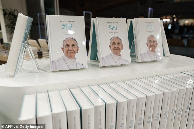 Las copias de la autobiografía del Papa Francisco se muestran en una librería en Seúl el 16 de marzo de 2025