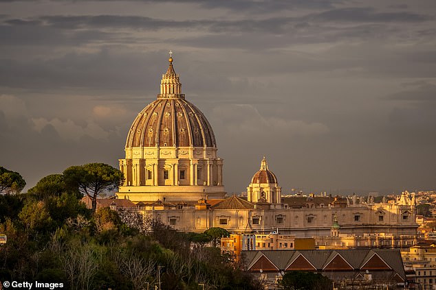 Una vista general de la Basílica de San Pedro y el Vaticano al anochecer antes del servicio de oración del rosario de la tarde para la salud del Papa Francisco ayer