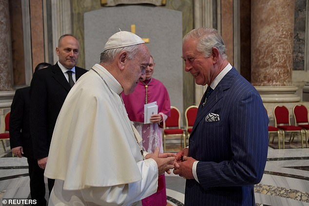 El Papa Francisco habla con el entonces Príncipe Carlos el día de la canonización del cardenal británico del siglo XIX, John Henry Newman, en el Vaticano el 13 de octubre de 2019