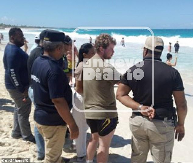 Riibe fue visto hablando con la policía en la playa al lado del Hotel Riu Republica en Punta Cana, República Dominicana el lunes pasado