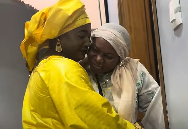 Bautizaron a su hija recién nacida en Senegal la semana pasada en una ceremonia a la que asistieron miembros de la familia, incluida la madre de Tamba (vestida de amarillo)