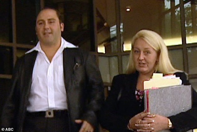 Mokbel con su ex abogado Nicola Gobbo deja una corte de Melbourne a principios de la década de 2000