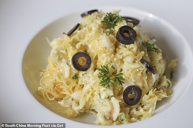 El secreto parece estar comiendo bacalhau un sujetador, un plato portugués que contiene bacalao salado, cebollas, papas y huevos