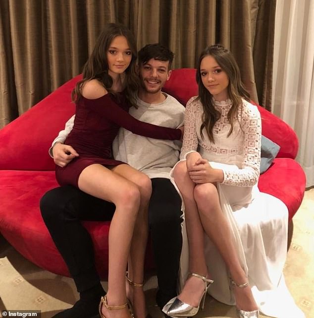 Los fanáticos han cuestionado el vínculo entre Zara y los hermanos de One Direction Hunk, lo que sugiere que están involucrados en un documento [Louis pictured with sisters Daisy and Phoebe in 2017]