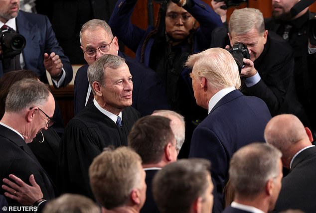 Trump criticó a los jueces que gobernaron contra él durante la campaña. Saludó al juez Roberts el día de su discurso al Congreso a principios de este mes.