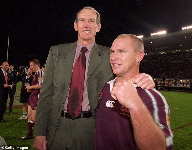 En los campamentos de origen de Broncos y Queensland, Bennett no hizo ningún intento de limitar la naturaleza de Larrikin de Halfback Allan Langer (en la foto juntos, en 2001)