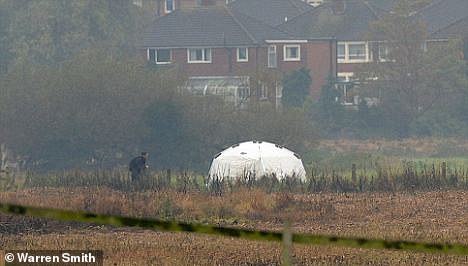 Se coloca una carpa sobre el área donde el niño fue encontrado por un paseador de perros en Spen Brook en Kirkham, Lancashire, el 1 de octubre de 2011