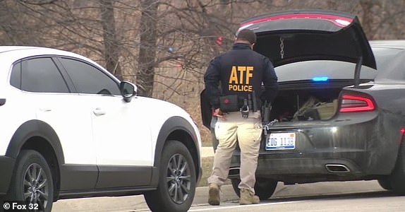 TROY, Mich. (Fox 2) - La policía local está respondiendo a un tirador activo en el Hospital Corewell Health Beaumont en Troy, confirmaron los funcionarios policiales. La policía con la policía de Troy también confirmó que estaban respondiendo a una escena, pero no proporcionó más detalles.