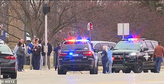 TROY, Mich. (Fox 2) - La policía local está respondiendo a un tirador activo en el Hospital Corewell Health Beaumont en Troy, confirmaron los funcionarios policiales. La policía con la policía de Troy también confirmó que estaban respondiendo a una escena, pero no proporcionó más detalles.