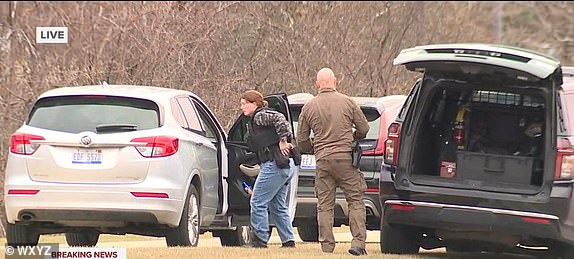 TROY, Mich. (Fox 2) - La policía local está respondiendo a un tirador activo en el Hospital Corewell Health Beaumont en Troy, confirmaron los funcionarios policiales. La policía con la policía de Troy también confirmó que estaban respondiendo a una escena, pero no proporcionó más detalles.