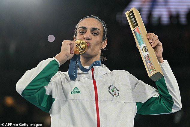 La Sra. Coventry fue parte de la Junta Ejecutiva del COI, que aprobó la participación de Imane Khelif (en la foto) que ganó el oro en los Juegos Olímpicos del año pasado a pesar de la Asociación Internacional de Boxeo alegando que no logró cumplir con la elegibilidad de género