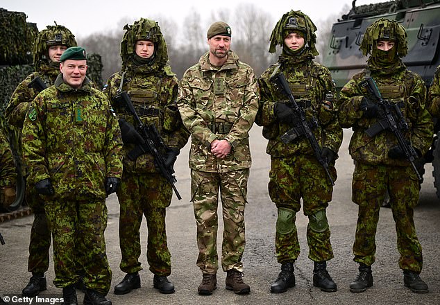 William se reunió con tropas vestidas con equipo de camuflaje durante la visita de hoy