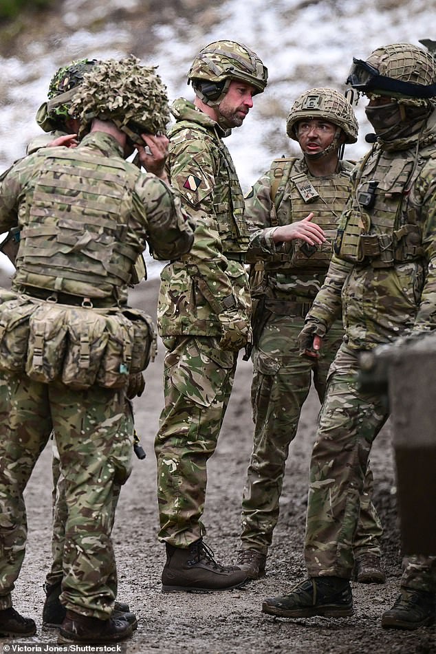 William escuchó cómo los Mercianos están utilizando diferentes sistemas de armas y aprenden nuevas técnicas de entrenamiento y operación.